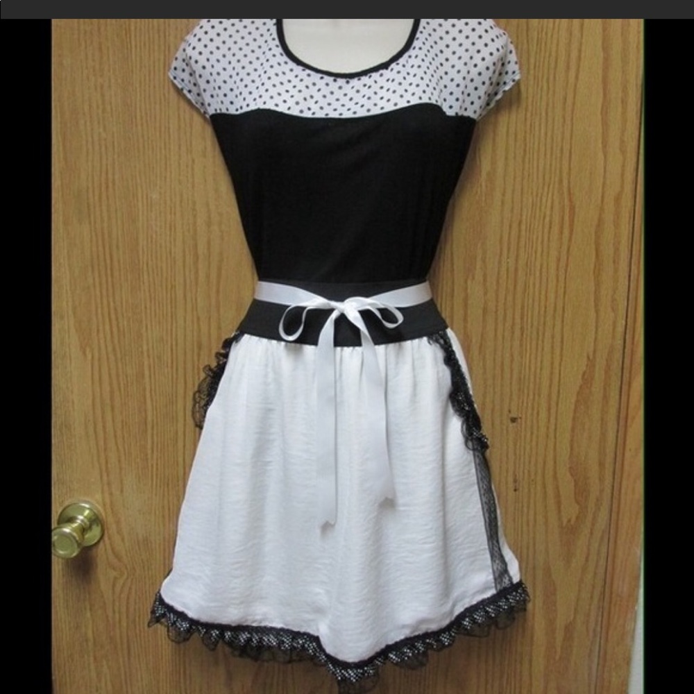Adorable White/Black Skirt w/ Lace Trim and Belt